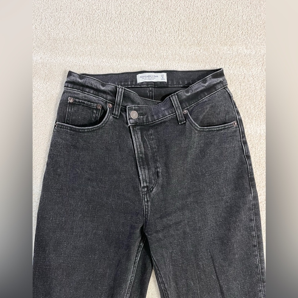 Abercrombie & Fitch Ultra High Rise 90s Slim
Straight Jean 27/4
